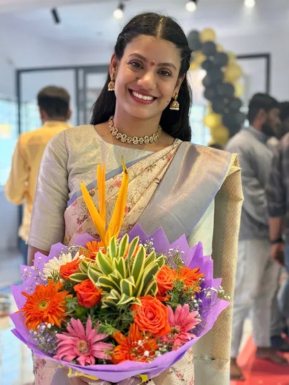 The opening of my studio was a dream come true, and I was so happy to be surrounded by warmth and good wishes. I am holding this bouquet, feeling grateful and excited to welcome you into this community.