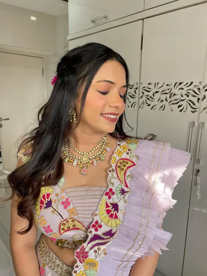 Simple, fresh, and elegant. This look for a Haldi or Mehendi features a pretty purple liner to add a pop of color to an otherwise minimal and natural base.