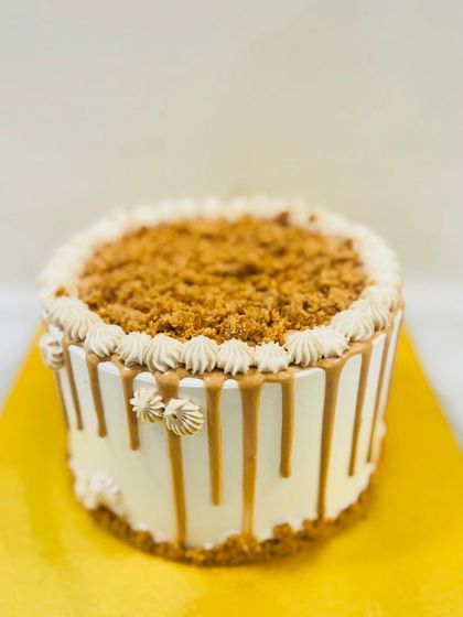 A delicious and minimalist butterscotch drip cake. The beauty is in its simplicity, with a caramel drip and a crunchy butterscotch topping.