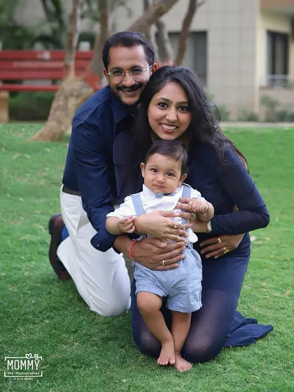 This is the pure khushi of an outdoor family shoot! The natural smiles, the warm hug, and the beautiful greenery make for such a happy and relaxed family portrait.