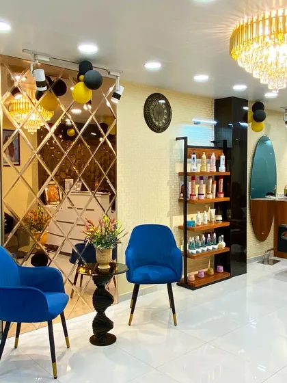 This is the completed House of Hair luxury salon, where I used a gold and rose gold theme to create a glamorous and high-end feel. The combination of the diamond-patterned mirror wall and the crystal chandelier makes the space feel bright and expansive.