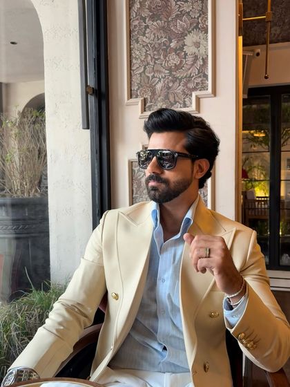 The soft construction and perfect fit of our beige double-breasted jacket, ideal for looking sharp in warmer climates.