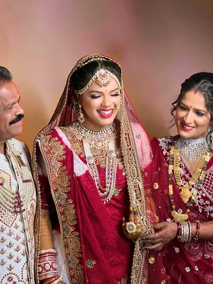 A heartwarming moment with family. The bride's smile is radiant, and her jewellery shines, showing how these pieces are part of cherished memories.