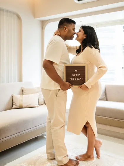 Nothing beats the comfort of your own home for a photoshoot! This sweet couple wanted to capture their journey in their own space. Using a simple letter board is a lovely way to mark the weeks and create a personal, memorable pregnancy photo.