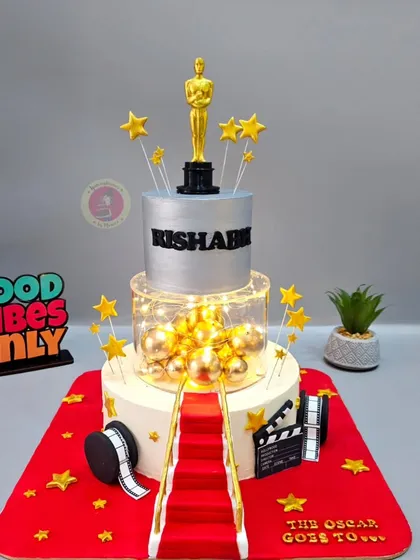 The Oscar-themed cake on a full red carpet base, ready for its close-up.