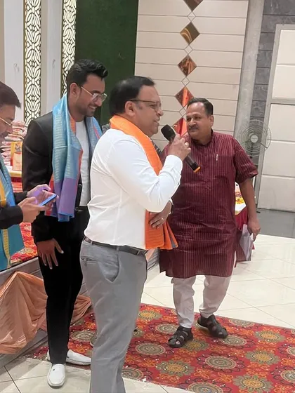 Interacting with the organizers of the Bharat Vikas Parishad event.