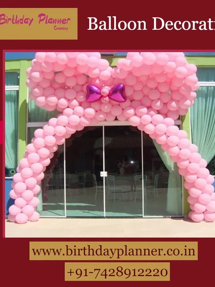 For a simple yet elegant entrance, we provide classic balloon arch decorations. This large, pink bow-shaped arch is perfect for store openings, product launches, or corporate celebrations requiring a cheerful and welcoming entryway.
