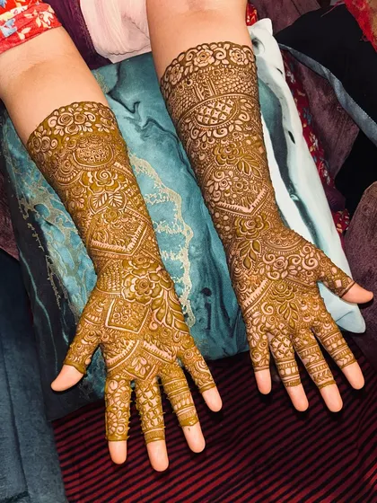 A beautiful non-bridal Indian design. The patterns are intricate but not as dense as a full bridal look, making it perfect for guests.