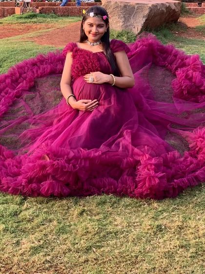 Glow in this soft magenta maternity gown. The full, circular ruffle trail creates a stunning visual, perfect for capturing beautiful moments.