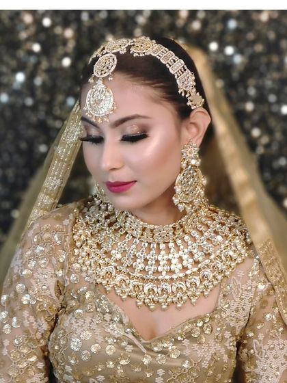 A stunning, heavy all-gold bridal set available for rent. This look is pure royalty and includes pan-India delivery.