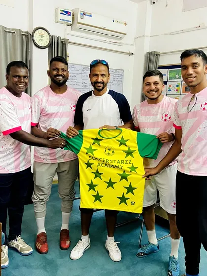 Our coaches presenting a jersey to a member of the Minerva Punjab FC staff, a symbol of our new partnership.