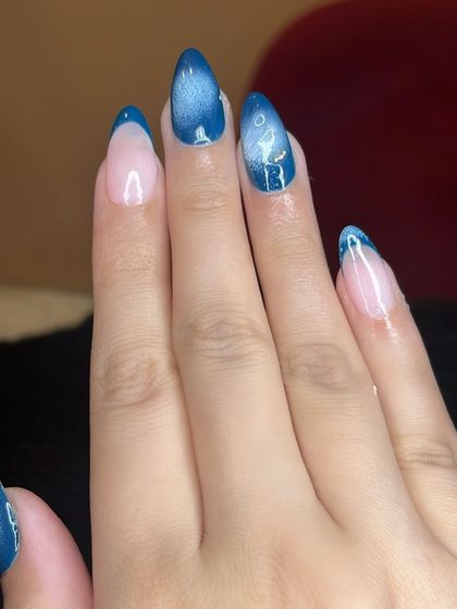 A side view of the blue aura and cat eye manicure.
