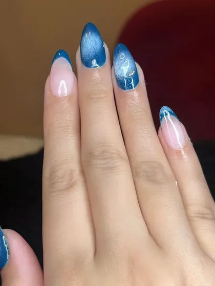 A side view of the blue aura and cat eye manicure.
