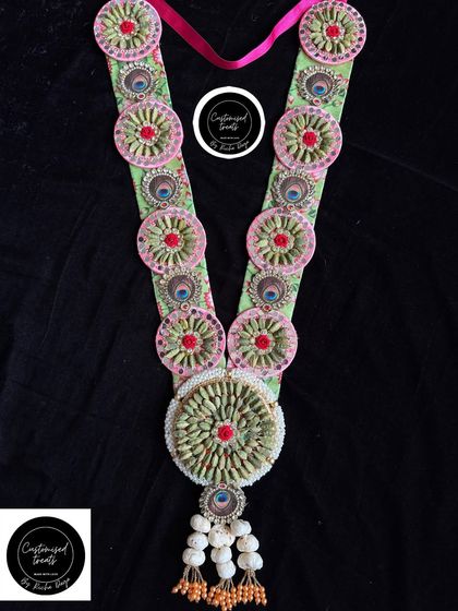 This traditional Holi garland is made with fragrant elaichi (cardamom) and premium almonds, blending taste and tradition.