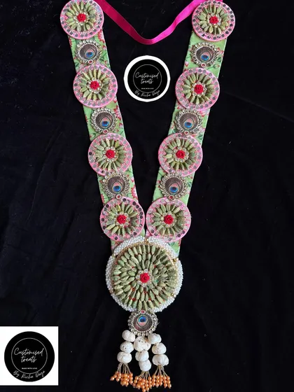 This traditional Holi garland is made with fragrant elaichi (cardamom) and premium almonds, blending taste and tradition.
