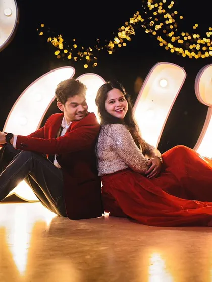 Nothing says romance like a heart made of lights. I use creative props and lighting to create a magical, dreamy atmosphere for evening and night couple photoshoots.