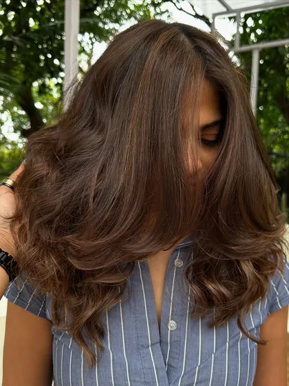 A simple and chic holiday look. These soft, warm brown highlights add just the right amount of brightness for a relaxed, sun-kissed vibe.