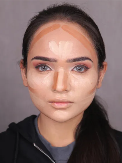 A Valentine's special look, from the contour and highlight process to the final result. This princess-inspired look features a classic red lip, a sparkling tiara, and soft waves.