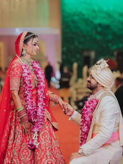 A romantic pose on the wedding day, with the groom on one knee. This gesture, even after the wedding, is a beautiful symbol of his love and devotion.