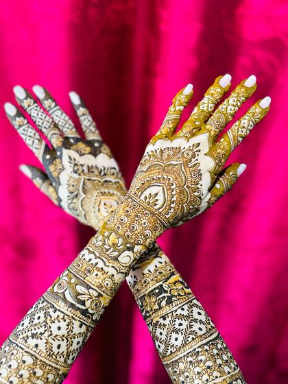 An elegant and simple design for a bride. The pattern uses bands of traditional motifs for a clean and sophisticated look.