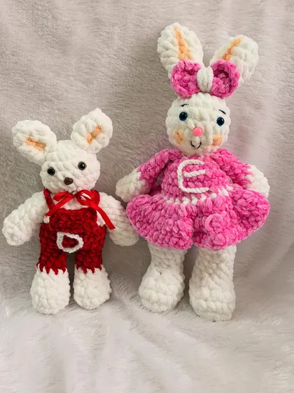 I can create custom toy sets, like this adorable pair of bunnies. One is dressed in red overalls, and the other wears a pink dress with a personalized 'E'.