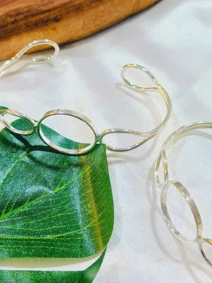 Our open-loop bracelet kada is also available in a sleek silver finish. The minimalist design is versatile and can be customized to match any style.