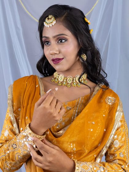 Another beautiful portrait focusing on the traditional jewellery that perfectly complements the rich color and embroidery of the lehenga.