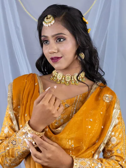 Another beautiful portrait focusing on the traditional jewellery that perfectly complements the rich color and embroidery of the lehenga.