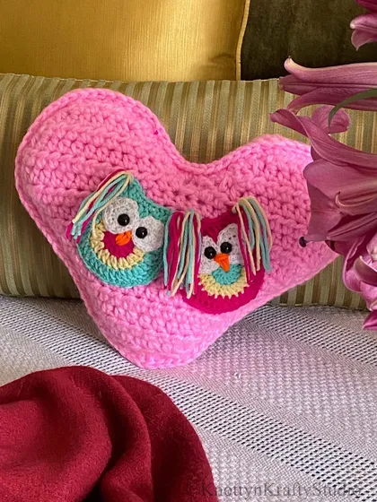 My Valentine's Day special, a heart-shaped cushion featuring two sweet little owls snuggled together. It's a lovely piece to celebrate love and friendship.