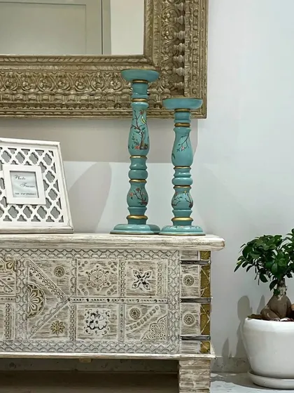 A close-up of the decor in the Bandra home, showcasing the blend of textures and patterns that define the Bohemian style. Each piece is carefully selected to contribute to the overall relaxed and unique aesthetic.