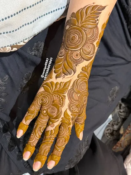 The same Gulf-style design, showing how it elegantly covers the back of the hand and wrist. This is a very popular choice for party guests.