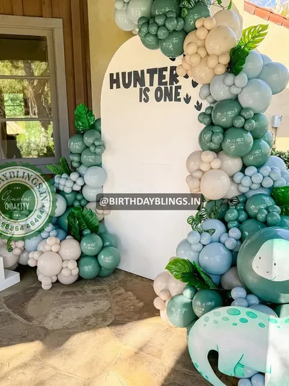 A close-up of the balloon work and the adorable baby dinosaur cutout.