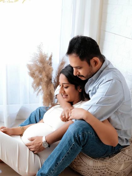 A relaxed and intimate pose by the window, using natural light to create a soft and dreamy feel for this maternity portrait.