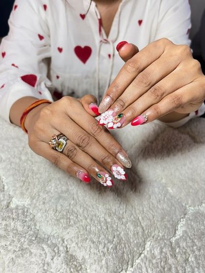 A vibrant set with a red-to-pink ombre, glitter, and detailed 3D flowers with gem centers. This design is all about making a bold and beautiful statement.