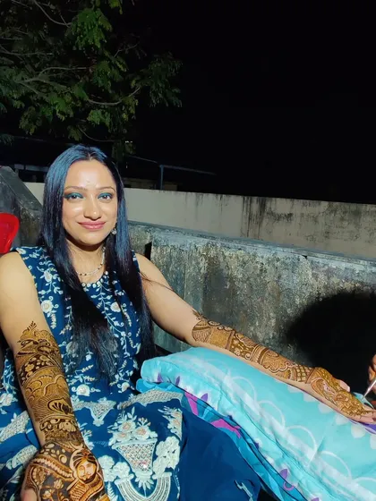 This client is all set for her event with her intricate full-arm mehndi. We make sure the design is perfect from every angle.