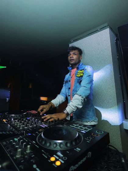 A profile shot of me at the decks, concentrating on the next transition.