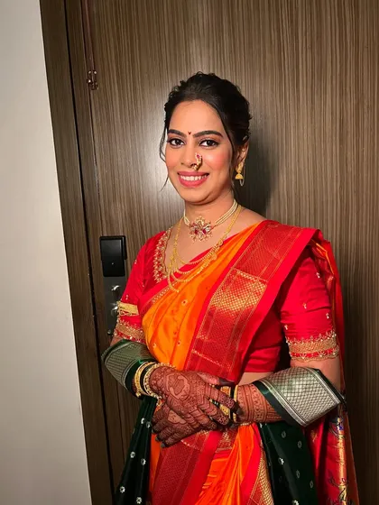 Our beautiful Marathi bride draped in a traditional Brahmini-style Nauvari saree. The makeup is soft and fresh, complementing her heirloom jewelry and celebrating her heritage with grace.