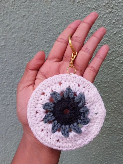 A beautiful crochet mandala keychain in white and grey. A stylish and bohemian accessory for your keys.