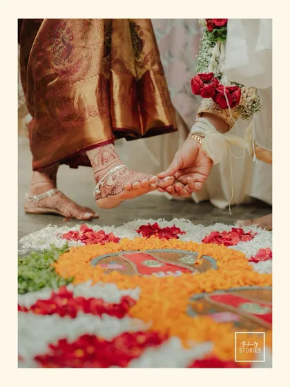 The delicate details of a wedding ritual, where every step is steeped in meaning. We focus on these small, symbolic moments that are a beautiful and artistic part of your wedding story.