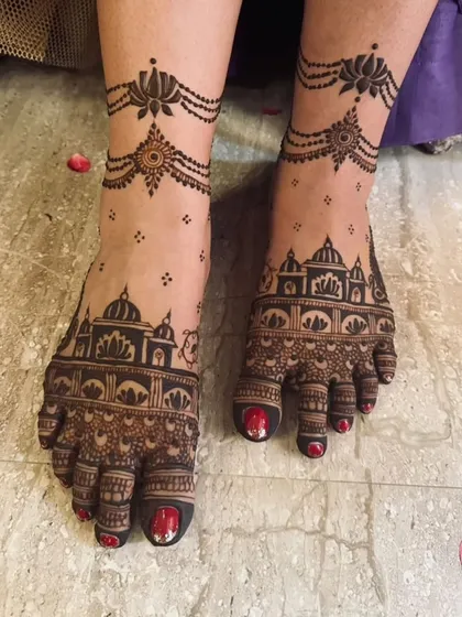 This bridal foot design features a beautiful depiction of a palace or temple, paired with delicate lotus anklets.