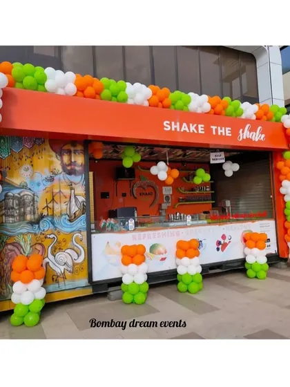 A closer look at the Republic Day balloon decor for the 'Shake the Shake' kiosk. The tricolor balloon columns and arch create a festive and patriotic frame for the storefront.