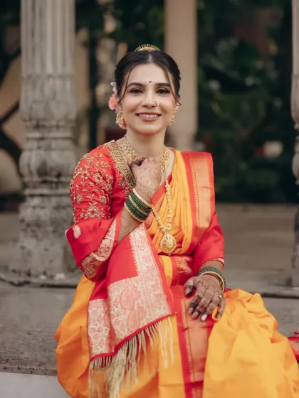 A happy and confident bride. Madhavi's smile shows how comfortable and beautiful she felt in her complete Maharashtrian bridal attire.