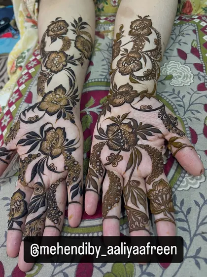 A beautiful Gulf pattern with bold flowers and delicate vines, a very popular and elegant style.