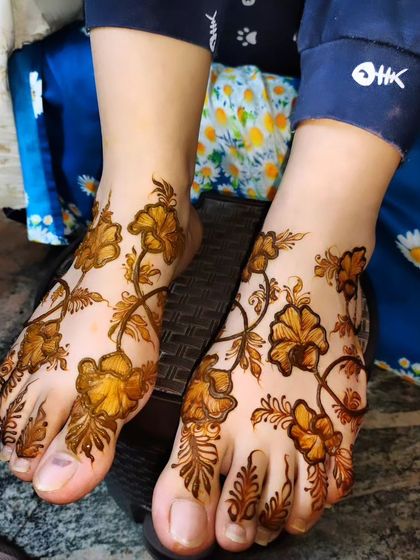 Hajira Mehendi Artist - Mehndi Artist Services Elegant Foot & Leg Mehndi photo 23