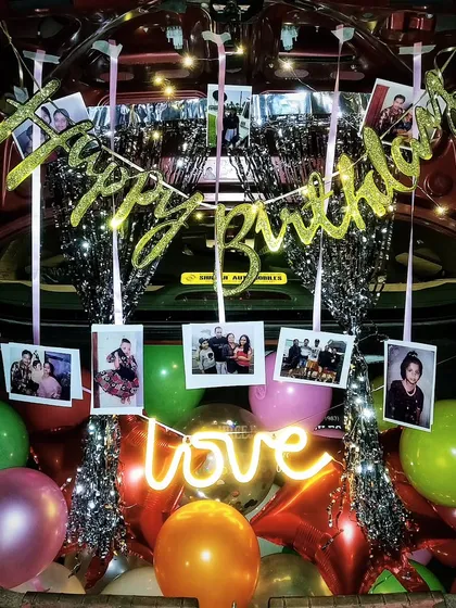 Surprise your loved ones with a unique celebration. We offer car trunk decorations filled with balloons, fairy lights, a neon sign, and a personalized photo garland.