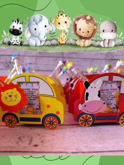 A close-up of the jungle pen stands, personalized with a thank you note for the party guests. The lion and cow designs are especially popular.