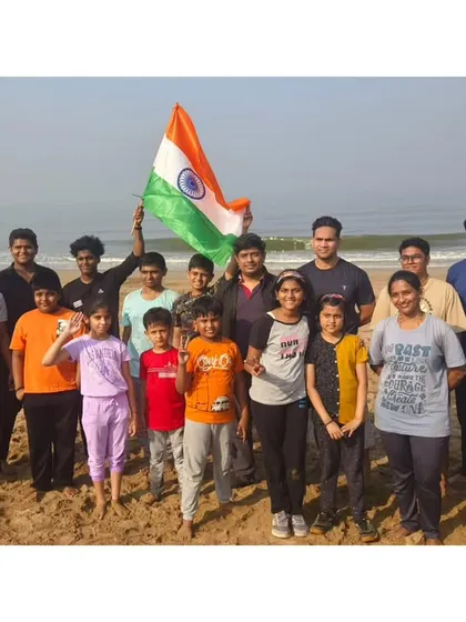Celebrating Republic Day the way we know best, with strength and unity. Our students, a mix of kids and adults, gather for a group photo with the Indian flag after a challenging and rewarding beach training session.