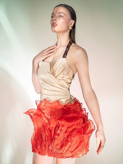 This "sunlit dream" effect was created in the studio. We learn to use light to mimic the quality of natural sunlight, creating warm, glowing images with interesting light patterns and textures.