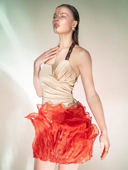 This "sunlit dream" effect was created in the studio. We learn to use light to mimic the quality of natural sunlight, creating warm, glowing images with interesting light patterns and textures.