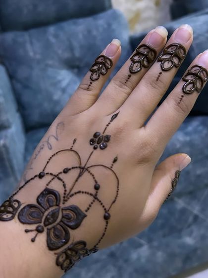 Contemporary & Simple Henna photo 3